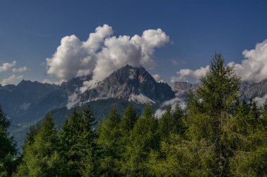 Dağları ve bulutları olan güzel bir manzara