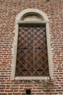 Korkuluklu kapalı pencere