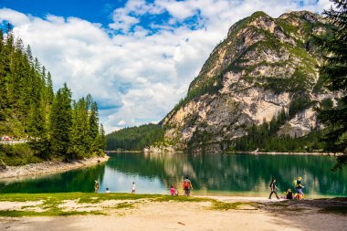 Dağlarda gölü olan güzel bir manzara.
