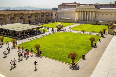 Vatikan Müzesi 'ndeki Pigna avlusunun manzarası. Ağustos 2019 Vatikan, Roma - İtalya
