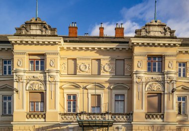 Eski Avrupa şehrinde antik mimari bina 