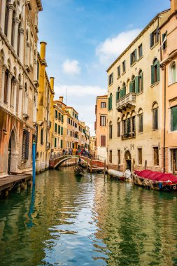 Venedik 'te gondolda turistlerin olduğu bir kanal manzarası. 22 Nisan 2019 Venedik, Venedik - İtalya