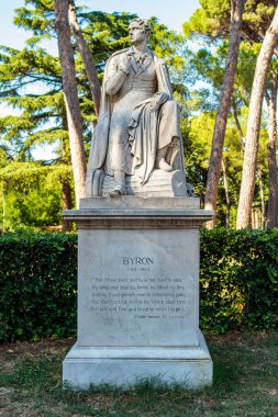 Byron heykeli Roma 'daki Villa Borghese bahçesinde bulunuyor. 20 Ağustos 2019 Roma, Lazio - İtalya