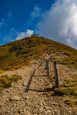 Dağ yolu olan güzel bir manzara