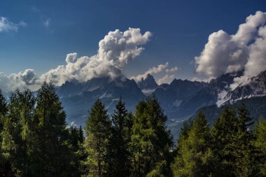 Dağları ve bulutları olan güzel bir manzara