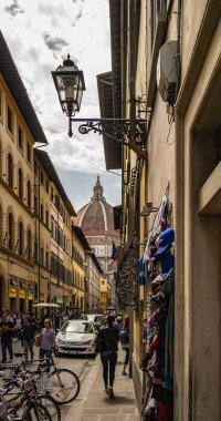 Florence Katedrali 'nin kubbesine sokaktan bak. 24 Nisan 2018 Floransa, Toskana - İtalya