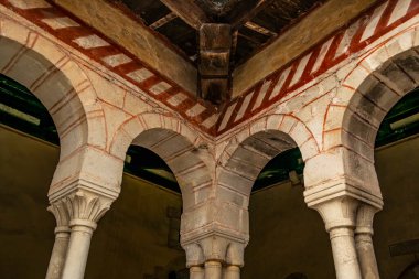 Santa Maria di Follina Manastırı 'nın sütunlarının ayrıntıları. 1 Haziran 2020, Follina, Treviso - İtalya