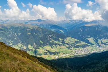 Yazın dağların güzel manzarası