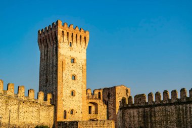 Veneto, Padua ilindeki bir ortaçağ kalesine bakın.