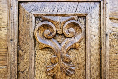 Fas 'ta eski bir binanın girişi olan güzel ahşap bir kapının ayrıntıları..