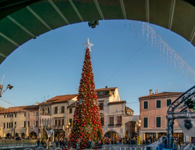 Şehirde noel süsü.