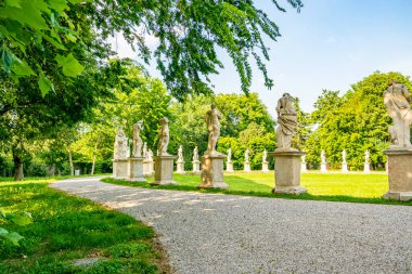 Villa Revedin Bolasco 'nun bahçesinin manzarası. 8 Haziran 2019 Castelfranco Veneto, Treviso - İtalya