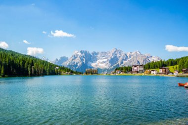 Misurina Gölü manzarası. 28 Haziran 2019 Misurina Gölü, Belluno - İtalya