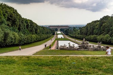 Caserta Kraliyet Sarayı 'nın balık havuzlu bahçe manzarası. Haziran 2018 Caserta, Campania - İtalya