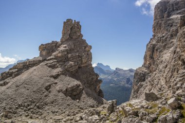 Cristina çatalından Dolomite dağlarının yakınındaki Fratelli Fonda Savio sığınağı, Veneto İtalya
