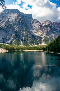 Dağlardaki güzel göl