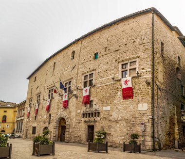 Narni köyünde ortaçağ bayraklı eski sarayın manzarası. Haziran 2018 Narni, Umbria - İtalya