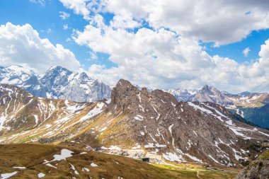 Pordoi Geçidi 'ndeki Maria Sığınağı' ndan dağların manzarası. 16 Haziran 2019 Canezei, Trentino Alto Adige - İtalya