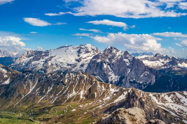 Pordoi Geçidi 'ndeki Maria Sığınağı' ndan dağların manzarası. 16 Haziran 2019 Canezei, Trentino Alto Adige - İtalya