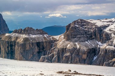 Pordoi Geçidi 'ndeki Maria Sığınağı' ndan dağların manzarası. 16 Haziran 2019 Canezei, Trentino Alto Adige - İtalya