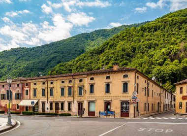 İtalya 'nın en güzel köylerinden biri olan Follina kasabasının merkezine bakın. 2 Haziran 2020 Follina, Veneto - İtalya