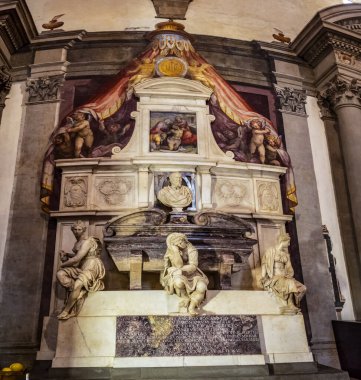 Floransa 'daki Santa Croce Kilisesi' nde bulunan Michelangelo Buonarotti 'nin mezarına bakın. 25 Nisan 2018 Floransa, Toskana - İtalya