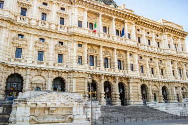 Romanlar, Lazio 'da Yüksek Temyiz Mahkemesi binasının manzarası