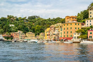 Portofino 'nun deniz köyü manzarası. Ağustos 2019 Portofino, Liguria - İtalya