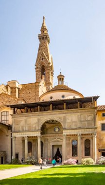 Floransa 'daki Santa Croce kilisesinin avlusuna bak. 25 Nisan 2018 Floransa, Toskana - İtalya