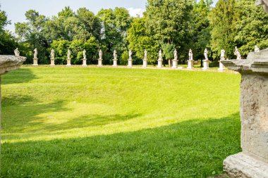 Villa Revedin Bolasco 'nun bahçesinin manzarası. 8 Haziran 2019 Castelfranco Veneto, Treviso - İtalya
