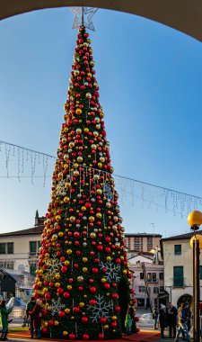 Şehirde noel ağacı süslemesi