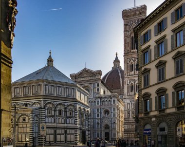 Vaftiz ve Floransa Katedrali 'nin manzarası. 24 Nisan 2018 Floransa, Toskana - İtalya