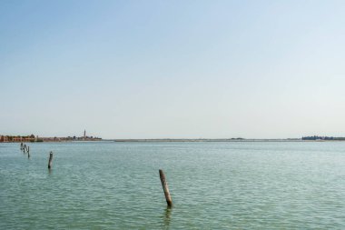 Venedik gölünün üzerinden Burano, Veneto, İtalya 'ya doğru bak.