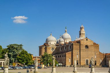 Roma, İtalya dolaylarında Eylül 2017: Aziz Peter ve Paul Katedrali 'nin merkezi.