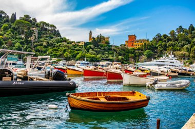 Botlu Portofino limanının manzarası. Ağustos 2019 Portofino, Liguria - İtalya