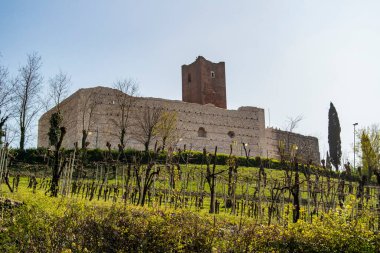 Montecchio Maggiore kalesinin manzarası, Vicenza - İtalya