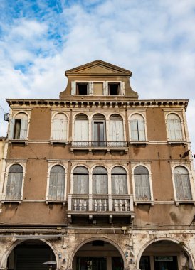 Şehirdeki eski bina. 