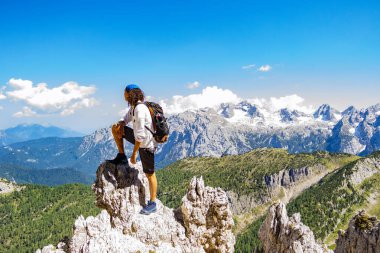 İtalyan Dolomitlerinin zirvesine tırmanan bir adam.