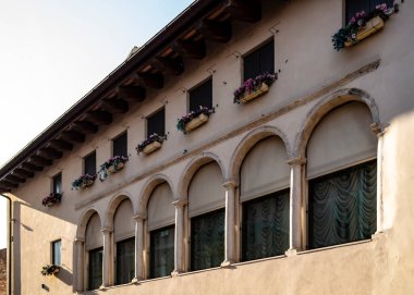 Pencereleri, kemerleri ve sütunları olan ev