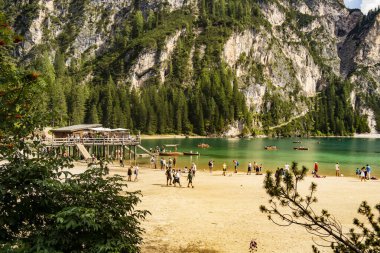 Dağlardaki göl manzarası