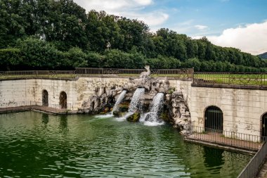 Caserta Kraliyet Sarayı 'nın parkındaki yunus çeşmesinin görüntüsü. Haziran 2018 Caserta, Campania - İtalya