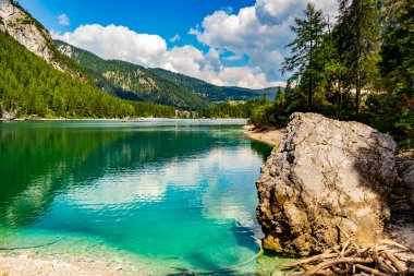 Dağlardaki güzel göl