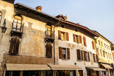 Belluno ilinin Feltre şehrindeki antik bir sarayın manzarası. 3 Şubat 2020 Feltre, Veneto - İtalya