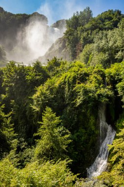Dağlardaki nehrin güzel manzarası