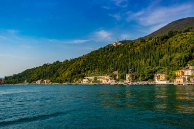 Lombardy, İtalya 'daki Garda Gölü üzerindeki Brescia eyaletindeki Maderno' dan görüntü