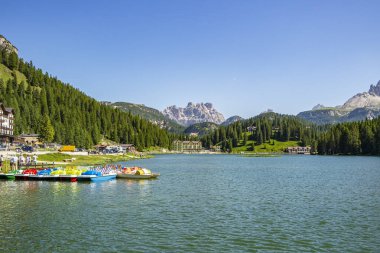 Misurina Gölü manzarası. 28 Haziran 2019 Misurina Gölü, Belluno - İtalya