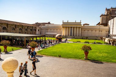 Vatikan Müzesi 'ndeki Pigna avlusunun manzarası. Ağustos 2019 Vatikan, Roma - İtalya