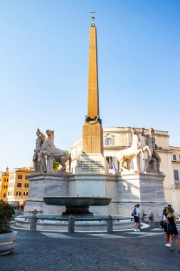 Roma 'daki Piazza del Quirinale' deki dikilitaş manzarası. Ağustos 2019 Roma, Lazio - İtalya
