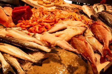 Pazarda taze deniz ürünleri