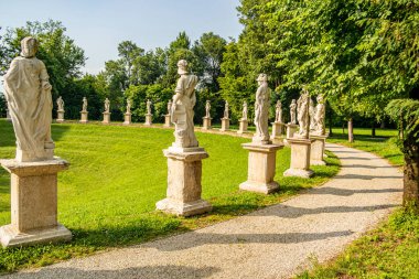 Villa Revedin Bolasco 'nun bahçesinin manzarası. 8 Haziran 2019 Castelfranco Veneto, Treviso - İtalya